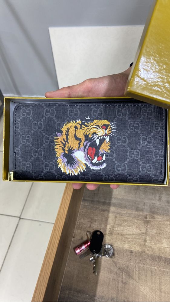 Потрмоне  Gucci.