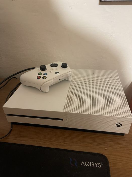 Vand Xbox One S cu un controller.