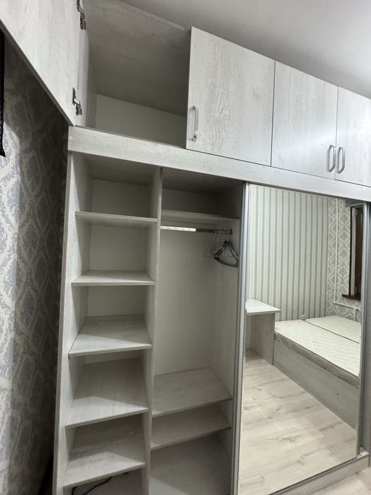 Продается мебель: кровать,шкаф,стол книжный и еще один столик с стулом