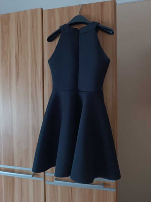 Rochie neagră, material dur, structurată, cloș, scurtă, marime 36/S