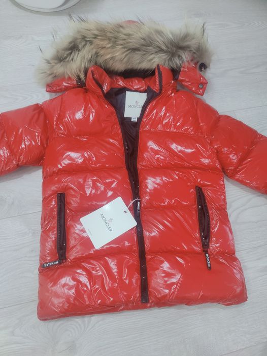 Geaca Moncler roșu lac pt fete 9-10 ani