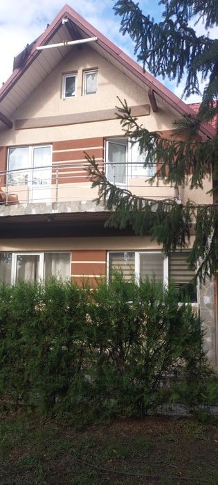 vând casă cu 8+2 camere în Boldesti-Scaeni