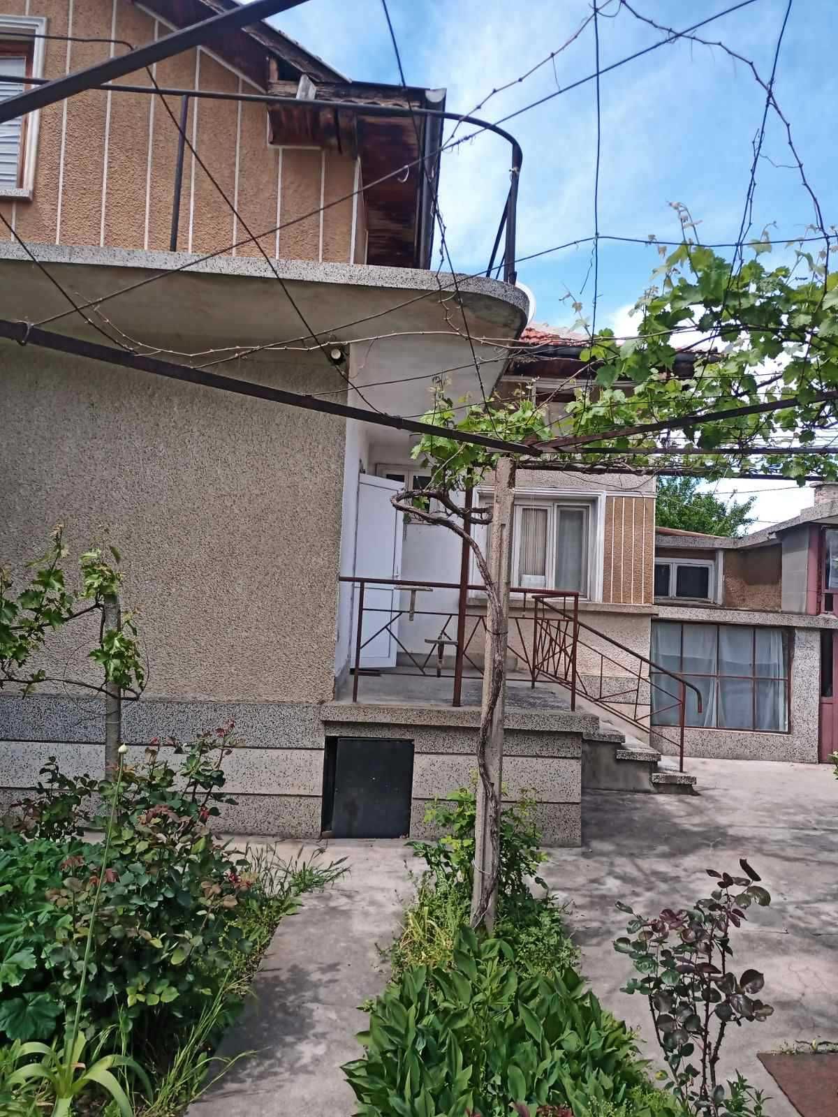 Къща с двор в центъра на гр. Николаево