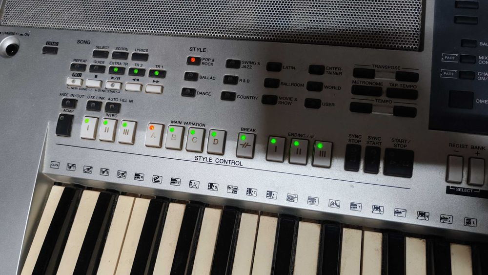 Синтезатор Yamaha PSR S700