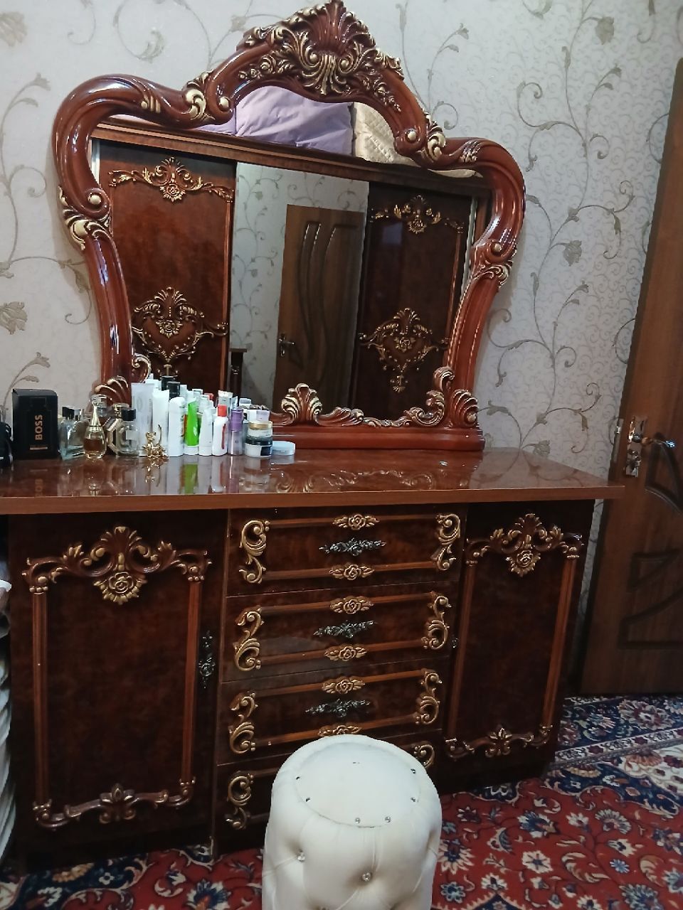 Спальный мебел сотилади
