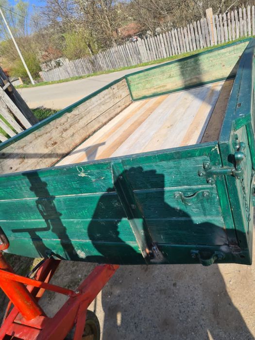 Vand doua remorci agricole