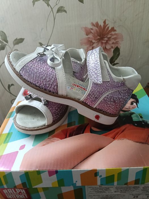 Продам детскую обувь сандали