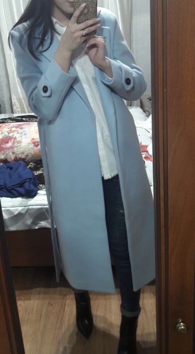 Продам пальто голубое