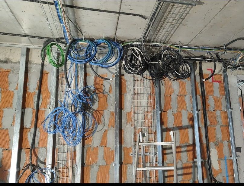 Electrician- execuție instalații case/apartamente, montare corpuri