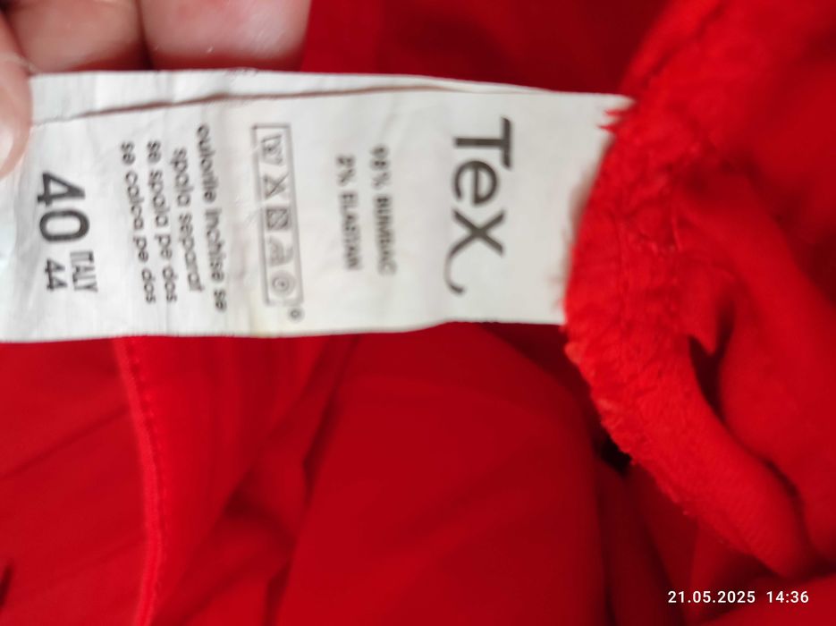 Pantaloni rosii pentru femei