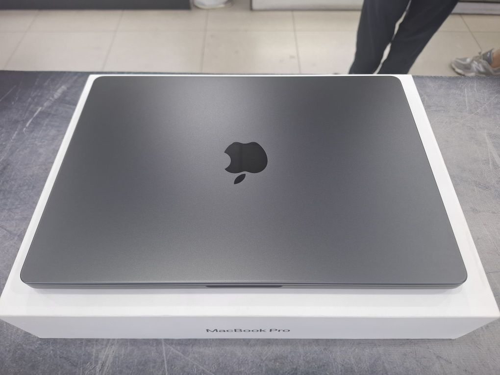 Macbook pro M3 pro 18/512 full