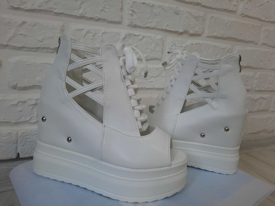 Новые босоножки.