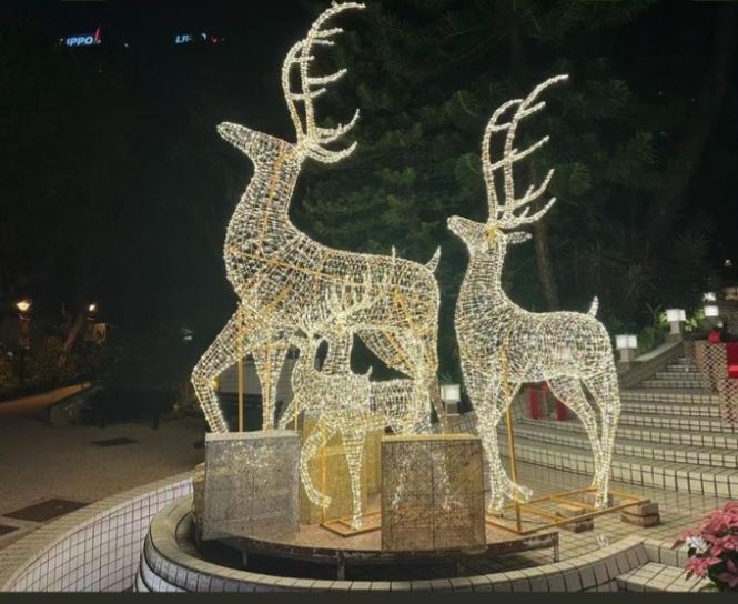 Новогодний олень скульптура