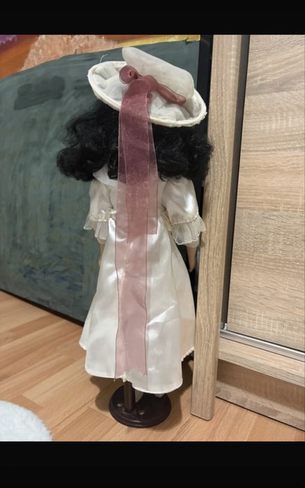 Păpușă de porțelan