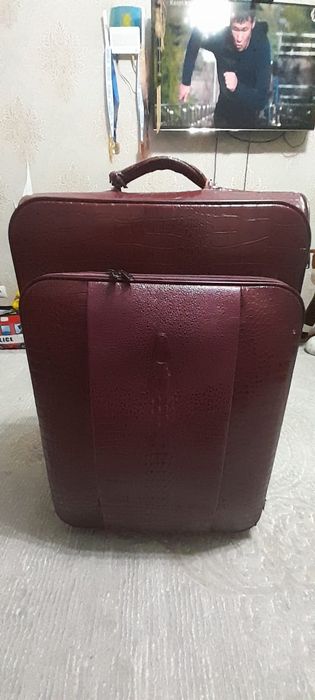 Продам чемодан в хорошем состоянии