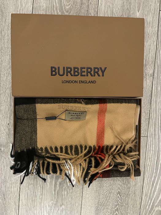Esarfa Burberry .