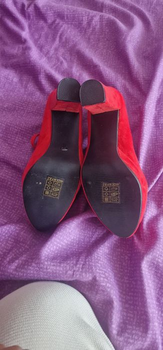 Vând sandale cu toc