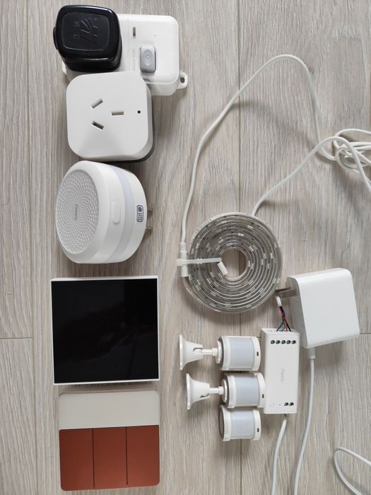 Aqara senzor prezenta FP2,  prize hub AC, senzori, intrerupatoare