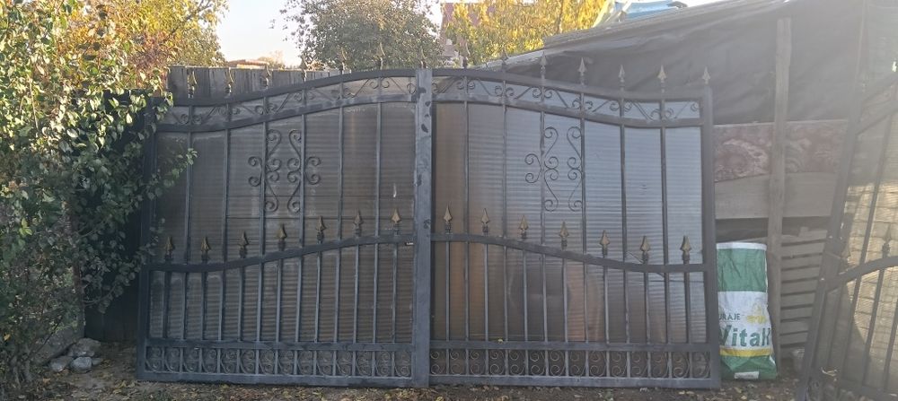 Porți metalice în stare buna,2 bucăți mari 3 m,și 1 poarta mica 1 m