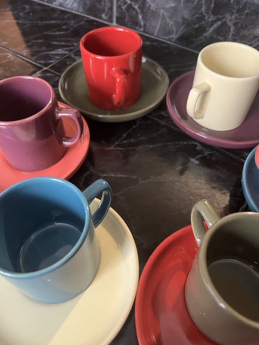Комплект чаши за кафе с чинийки – различни цветове