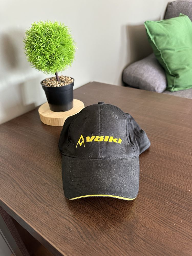 Продавам 3 броя шапки.