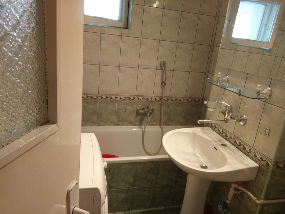 Inchiriez apartament 3 camere mobilat si utilat zona Decebal-Scala