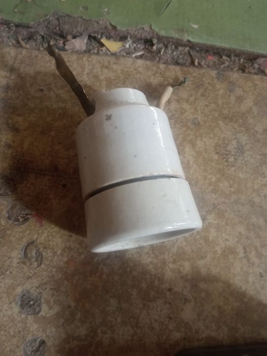 Патроны для ламп.