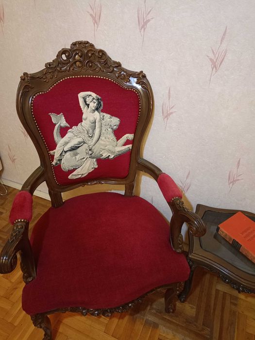 Кресла и масичка "Луи 16-ти" с ръчно бродирани вилерови гоблени.