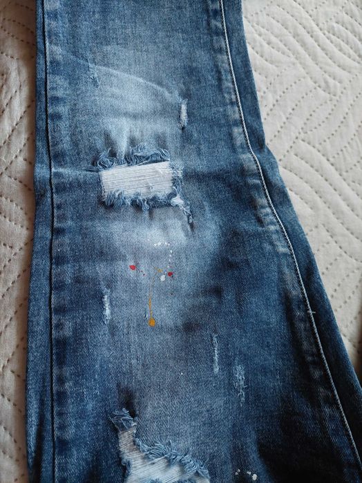 Продавам два чифта чисто нови дънки.