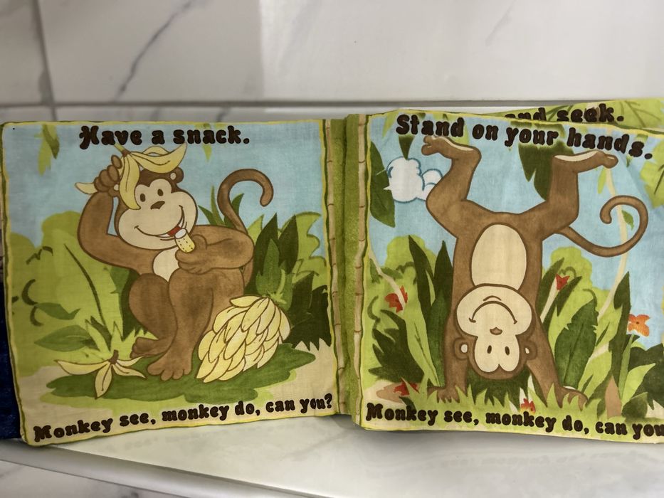 Книжка от плат Маймунка вижда, маймунката прави