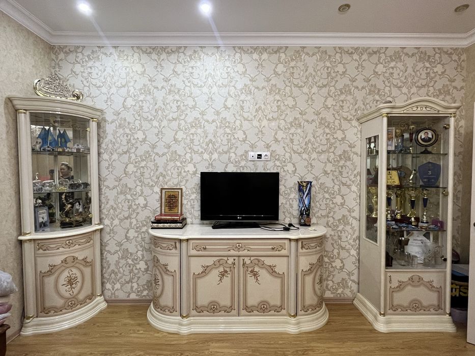 Продается мебель в гостиную: комплект комод и два пенала