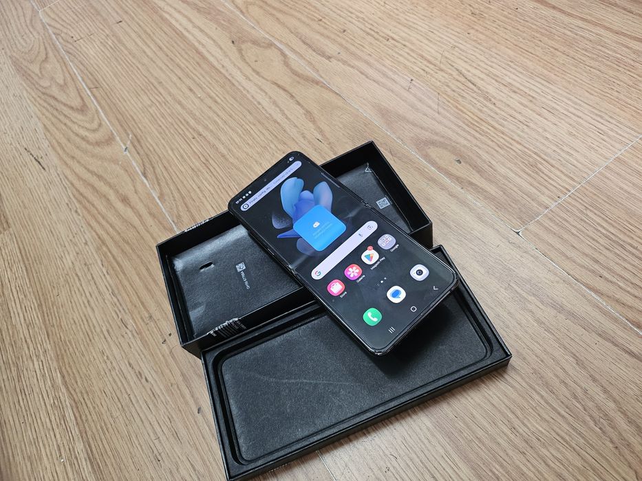 Vand Samsung Galaxy Flip 4 Z cu probleme display