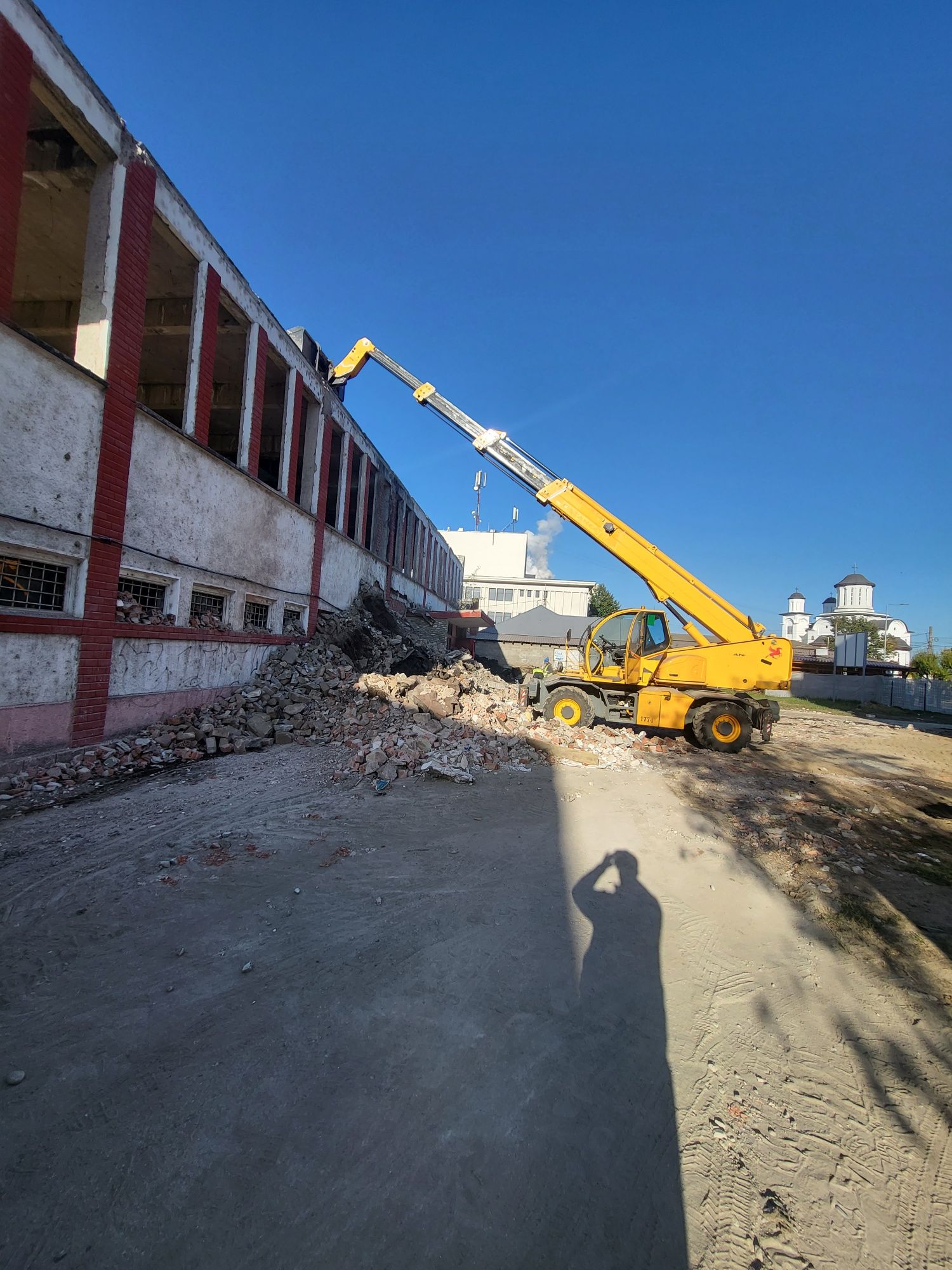 Inchiriez stivuitor,Macara telescopica Rotativă,Manitou