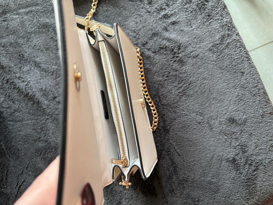 Бяла дамска чанта