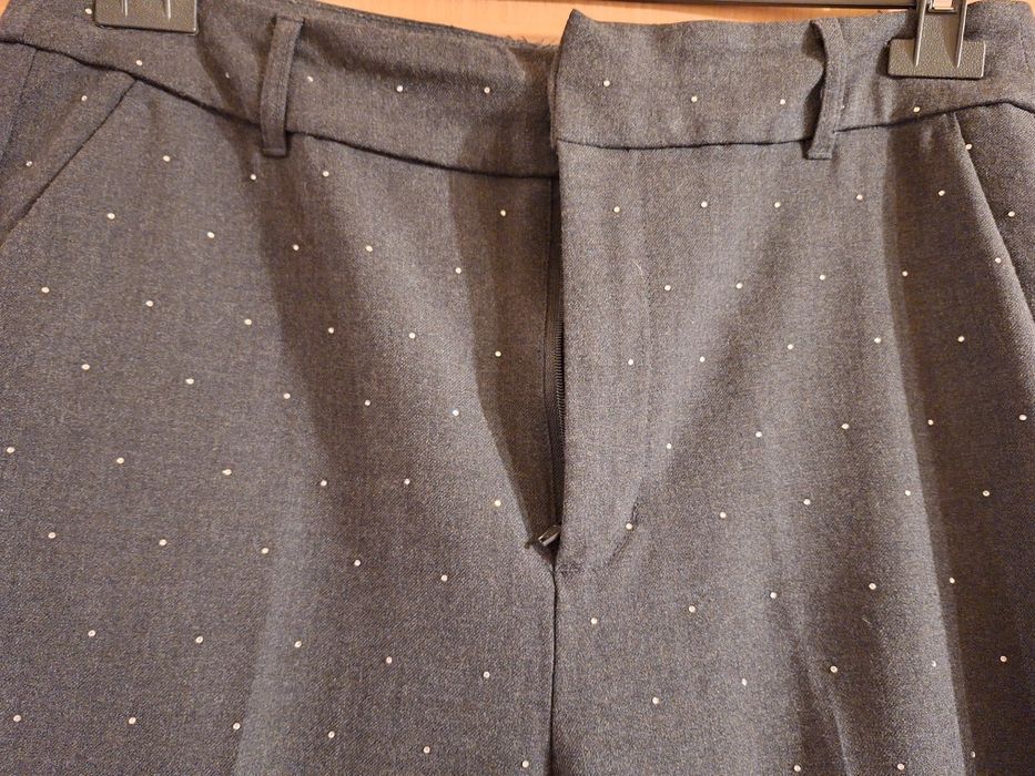 Pantaloni cu pietre aplicate