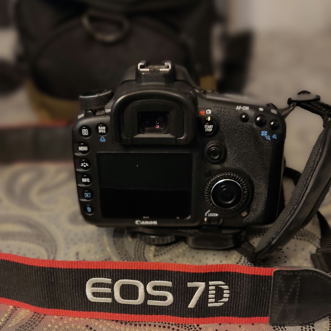 Профессиональный зеркальный цифровой фотоаппарат Canon EOS 7D