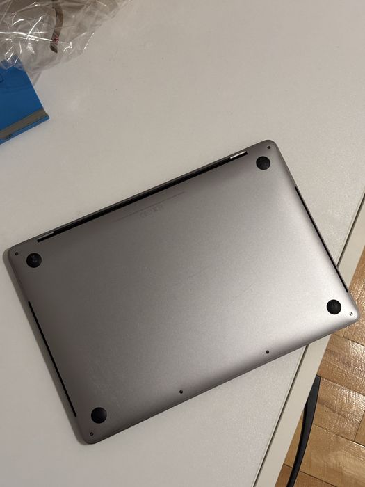 Macbook Pro 13” Touchbar i5 , 8GB RAM , 256GB SSD