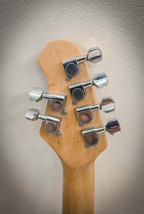Music Man Axis китара