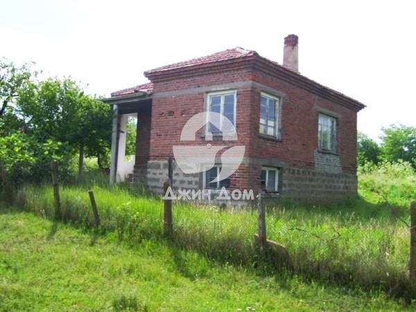 Къща с просторен двор в с. Добриново
