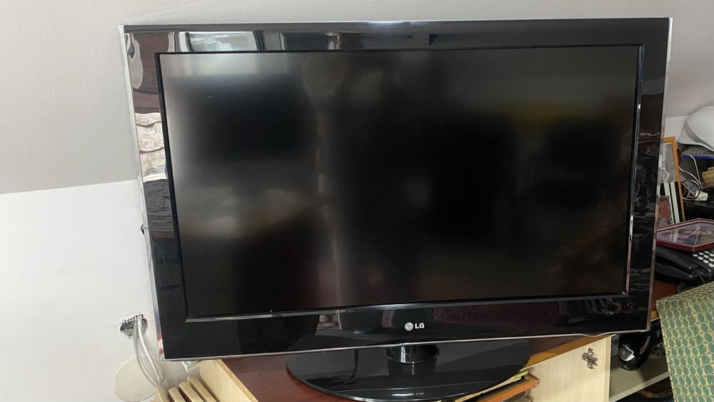 Vand televizor led marca LG diagonala 93 cm