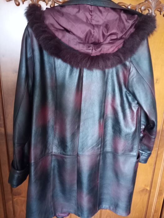 Haina de piele naturala .