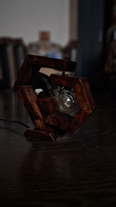 Lampa din lemn facuta manual