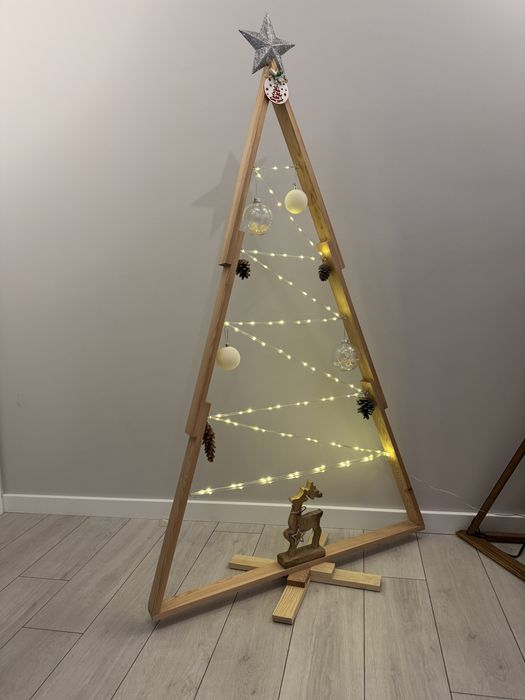 Елегантна и Минималистична Ръчно Изработена Дървена Коледна Елха