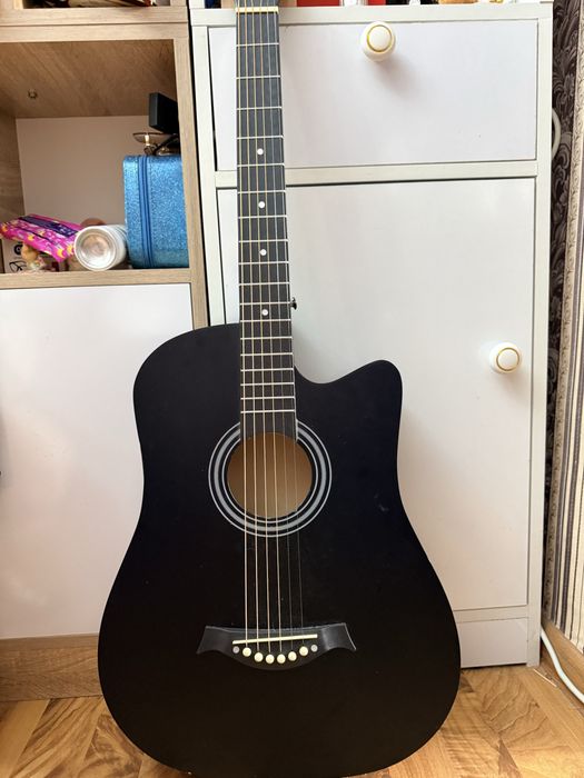 Продаю акустическую гитару (чёрная, 6 струн)