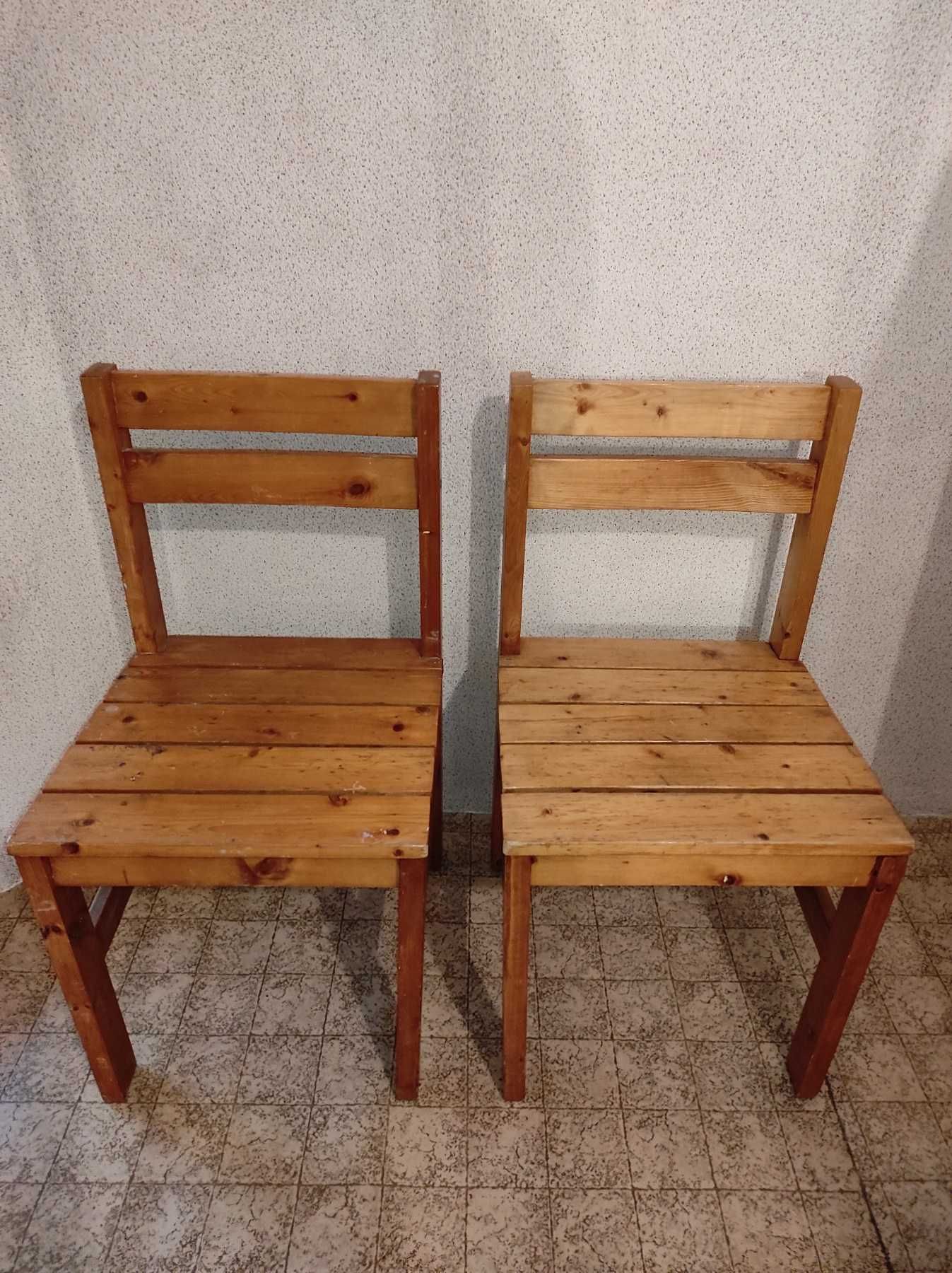 Дървени столове, стабилни.