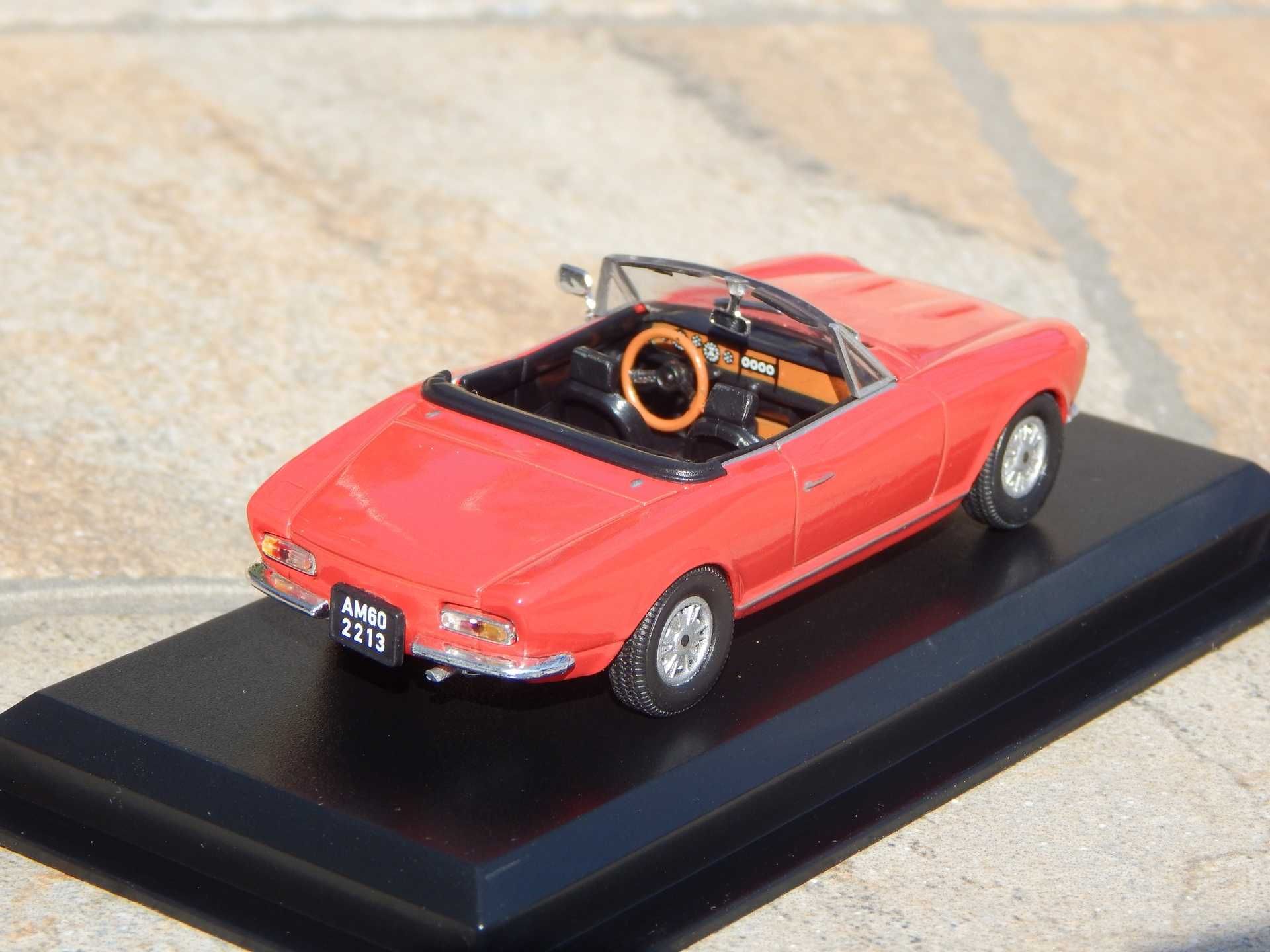 Macheta FIAT 124 Sport Spider 1967 sc 1:43 cu postament si ambalaj