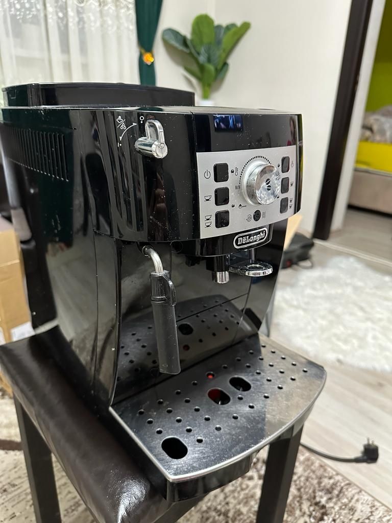 Expressor automat Delonghi magnifica S