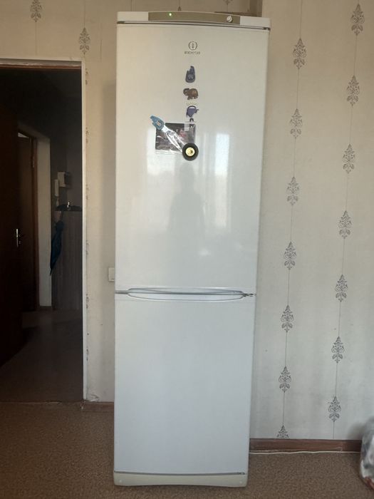 Холодильник indesit
