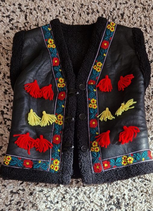 Costum traditional baietei IE+VESTA+CLOP+BRÂU+TRAISTUȚĂ baieti 4-6 ani