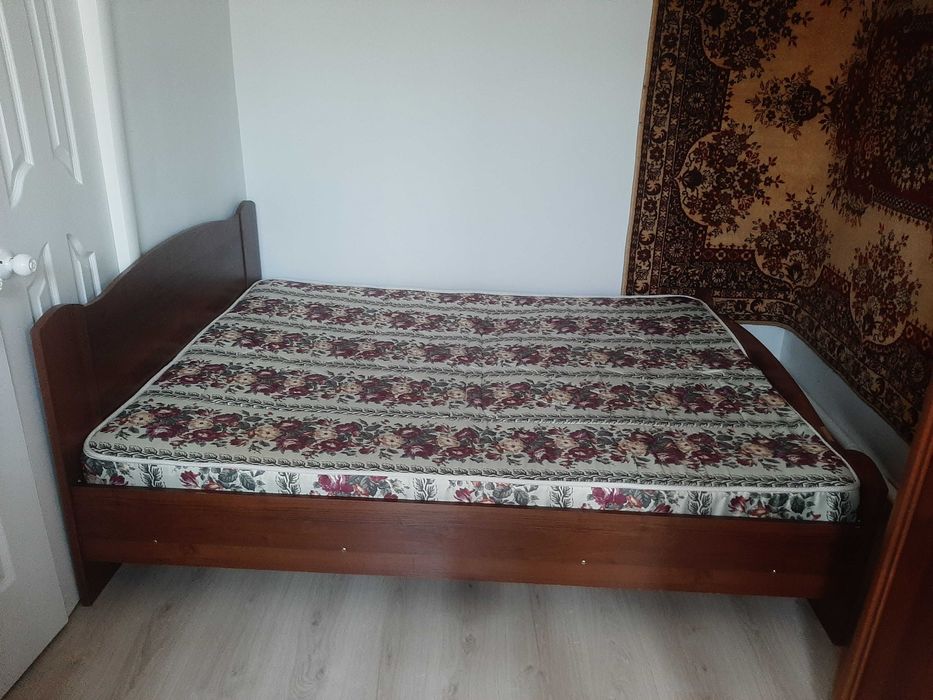 кровать с матрасом